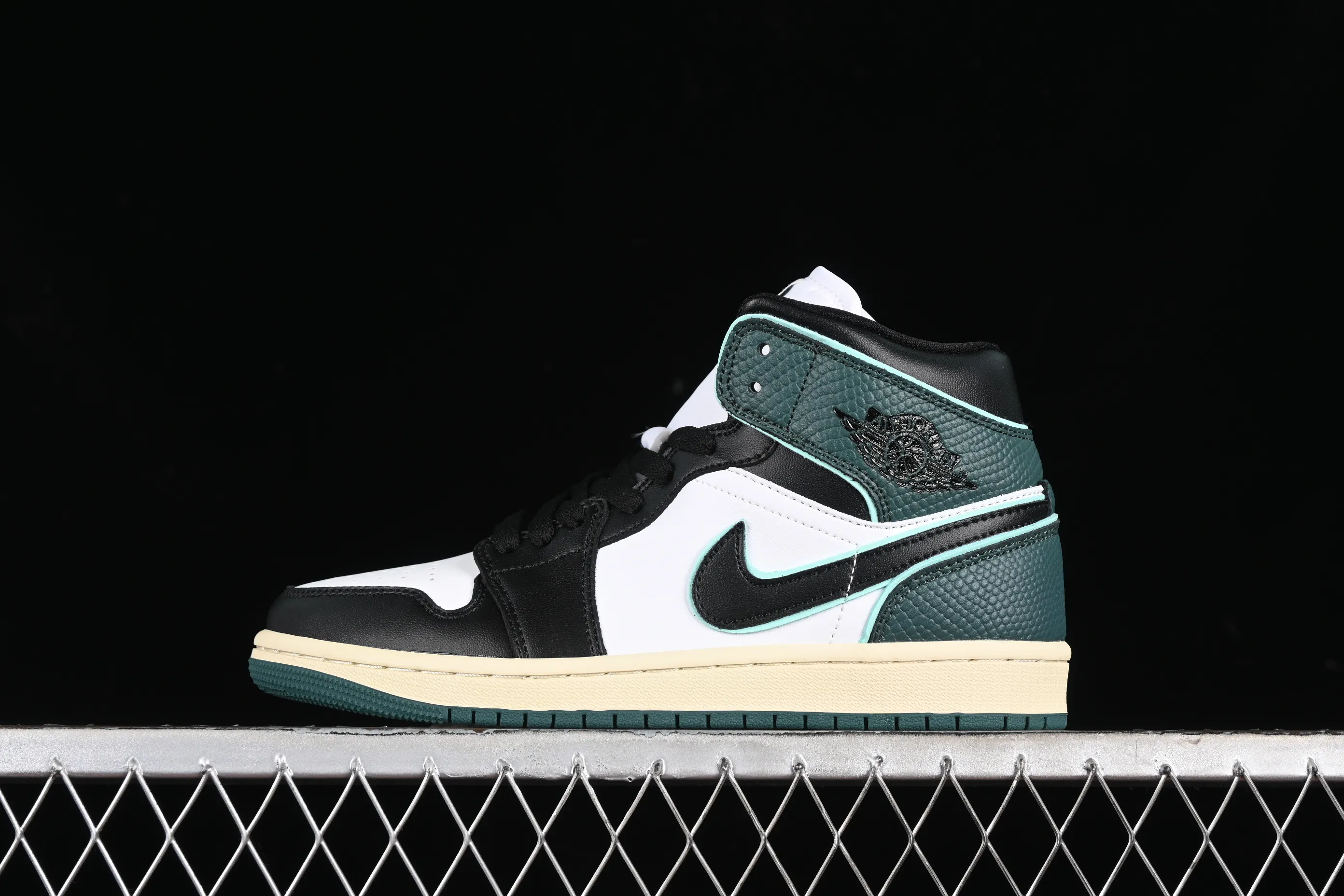 All Categories Air Jordan Jordan Series Basketball Shoes Air Jordan 1 Mid Air Jordan 1 Mid AJ1 Joe 1 Snake Print Black Green Toe Zhongbang Basketball Shoes FQ7818-100